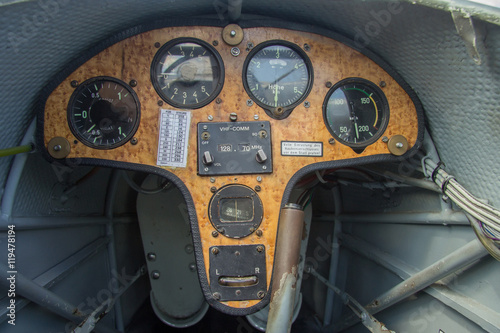 Cockpit eines alten Segelflugzeugs photo