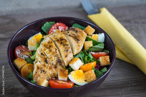 Vegetable salad with roasted chicken meat