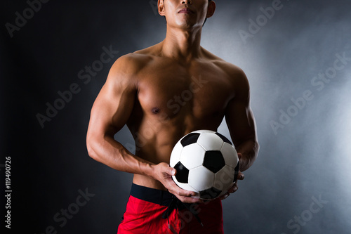 サッカーボールを持つ男性 © milatas