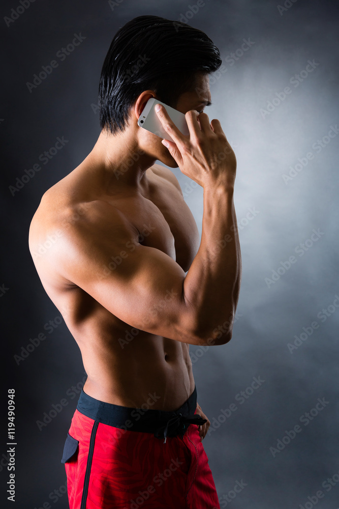 Fototapeta premium 筋トレに励む男性