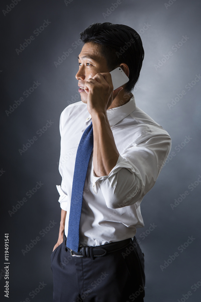 電話をかける男性 電話をかける男性