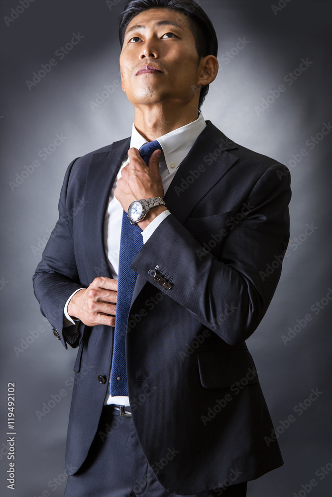ネクタイを締めるビジネスマン Stock Photo Adobe Stock