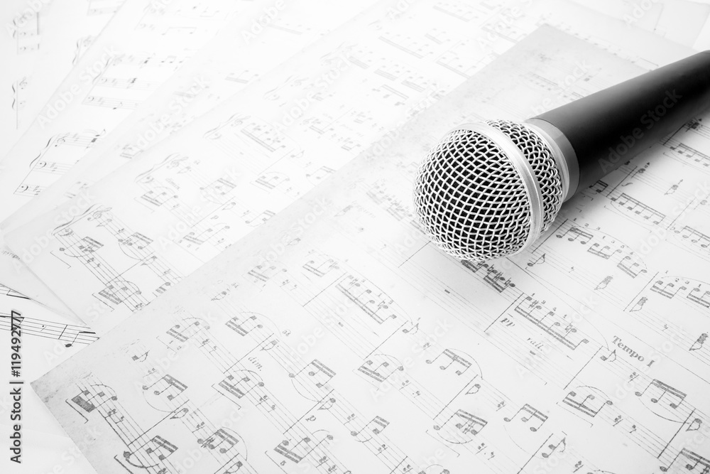 Obraz premium microphone on music sheet