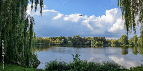 Lärmende Idylle: der Schäfersee in Berlin-Reinickendorf liegt in der Einflugschneise des Flughafens Tegel photo