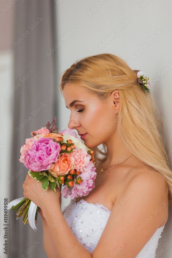 Portrait of a beautiful blonde bride with bouquet in an interior light, wedding concept Portrait of a beautiful blonde bride with bouquet in an interior light, wedding concept