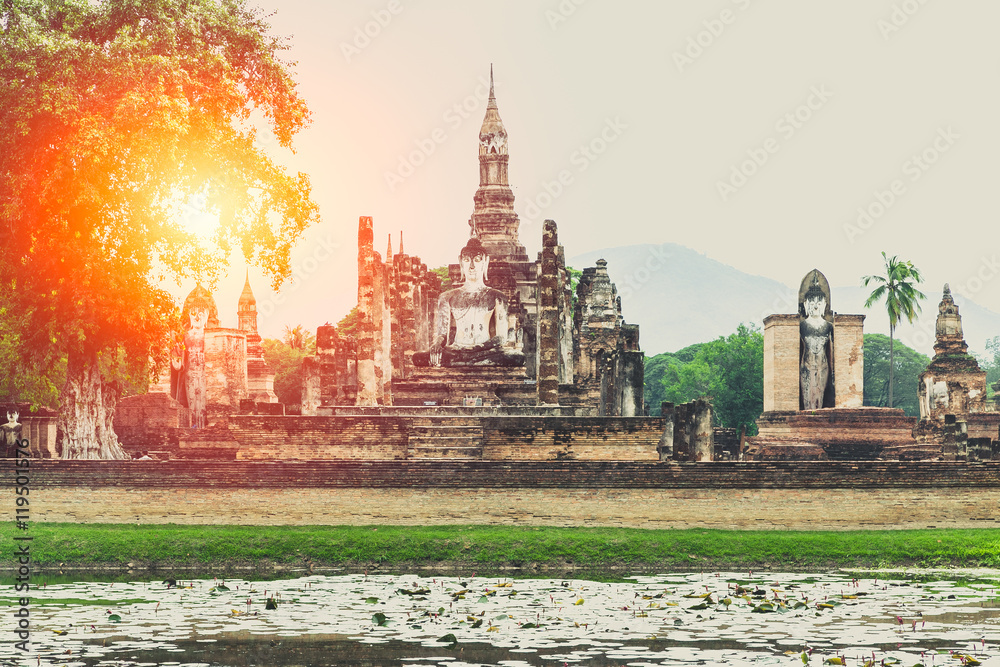 Fototapeta premium Beautiful old temple at Sukhothai Historical Park in the morning, Sukhothai Thailand.
