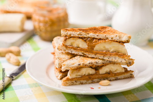 sandwich with peanut butter and banana