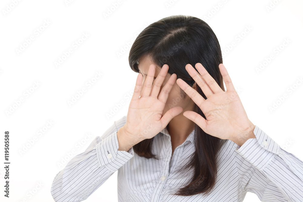 撮影拒否をする女性 撮影拒否をする女性