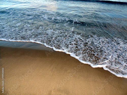 Vague sur le sable photo