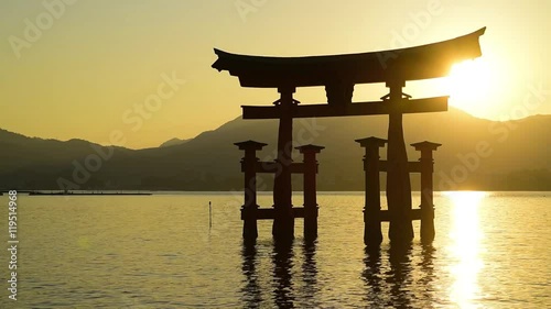 夕日と大鳥居
