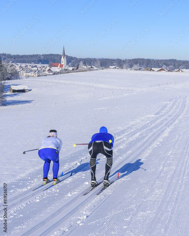Skilangläufer bei der Abfahrt an einem sonnigen Wintertag 