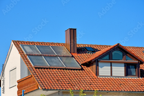 Hausdach mit thermischen Sonnenkollektoren