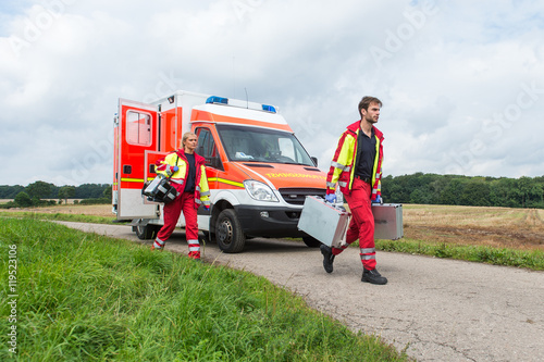 Notfallsanitäter und Rettungswagen photo