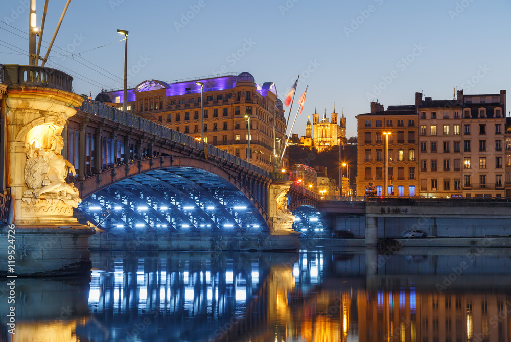 Fototapeta Oświetlony most Pont de Lafayette nad rzeką Rodan w Lyonie o zmierzchu...
