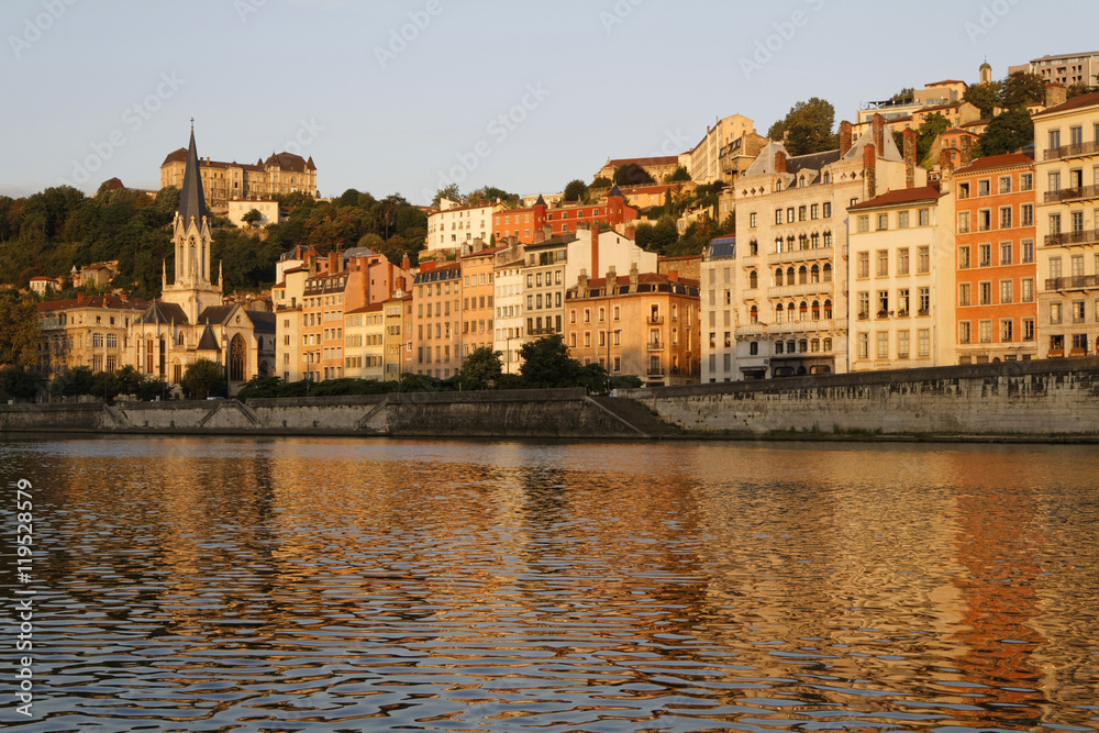 Lever de soleil sur le Vieux Lyon et la Saône