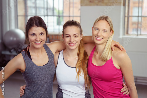 drei lachende frauen im fitness-club