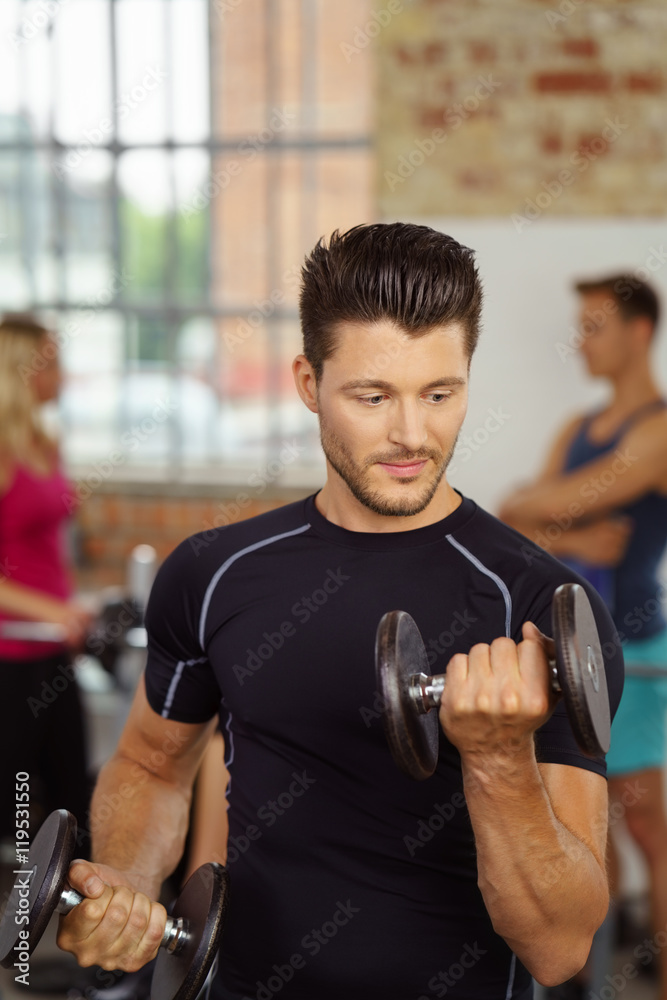 sportler trainert bizeps mit hanteln im studio sportler trainert bizeps mit hanteln im studio