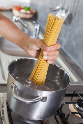 préparation de pâtes dans une casserole d'eau chaude photo