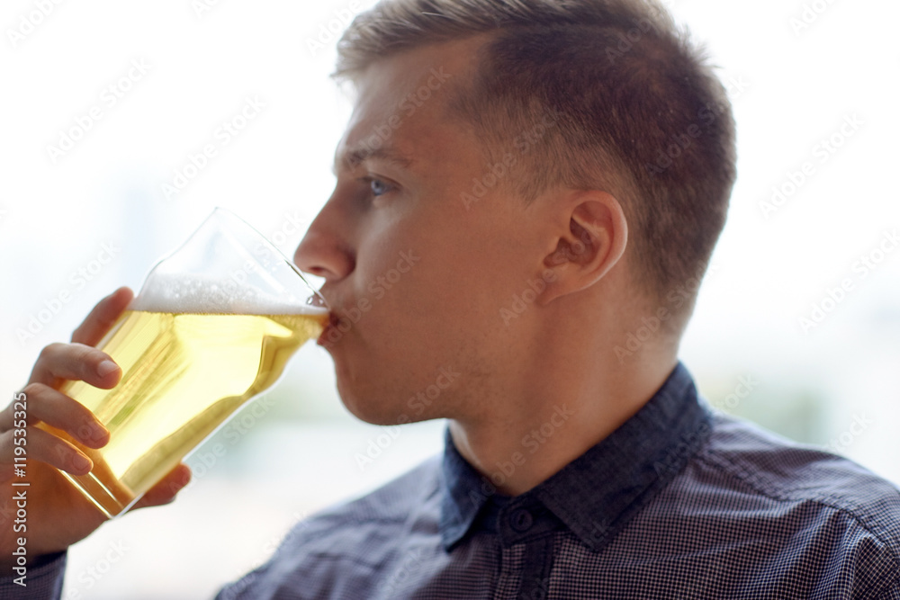 Φωτογραφία close up of young man drinking beer from glass