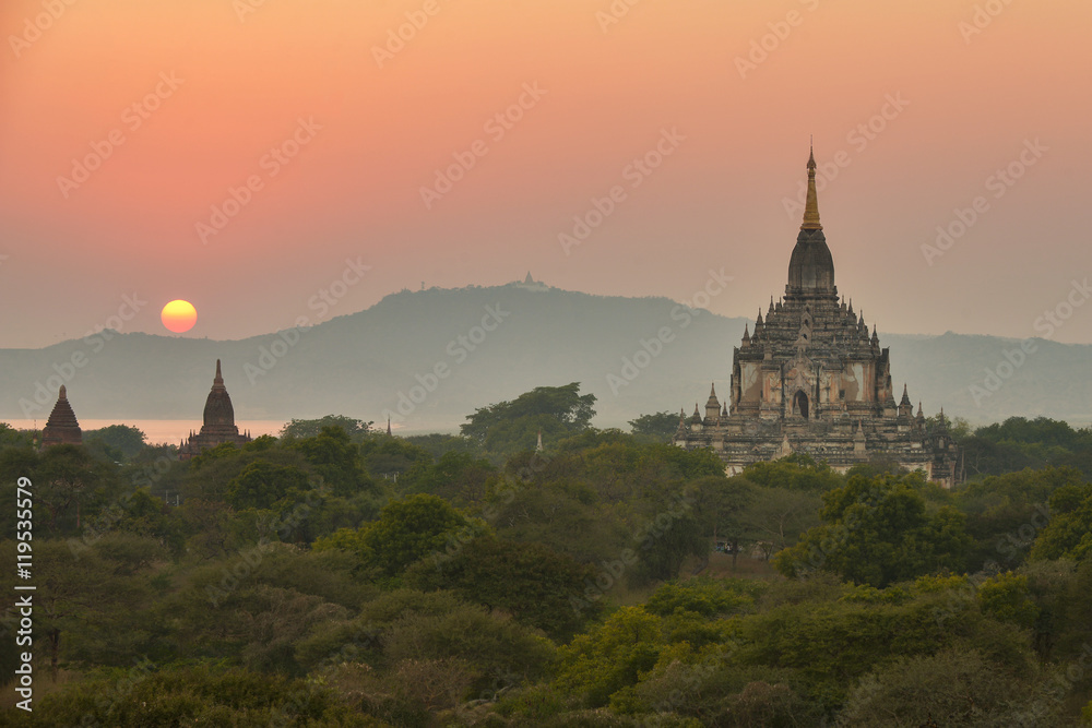 Obraz premium The silhouette Ancient temple on during sunset ,Bagan Mandalay Myanmar