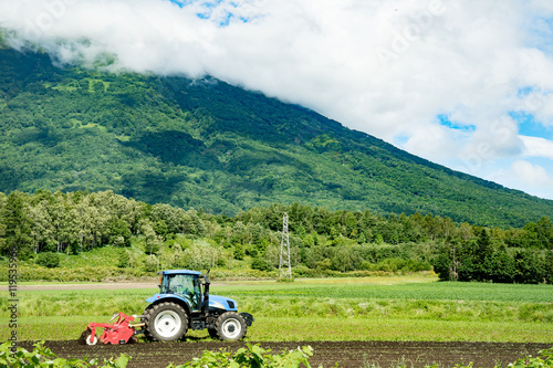 畑を耕すトラクター / ニセコ