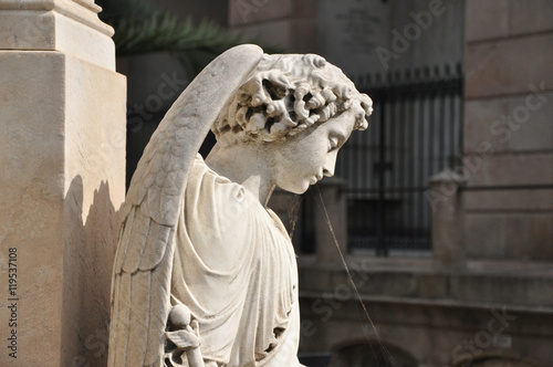 Estatua de mármol en un cementerio de Barcelona
