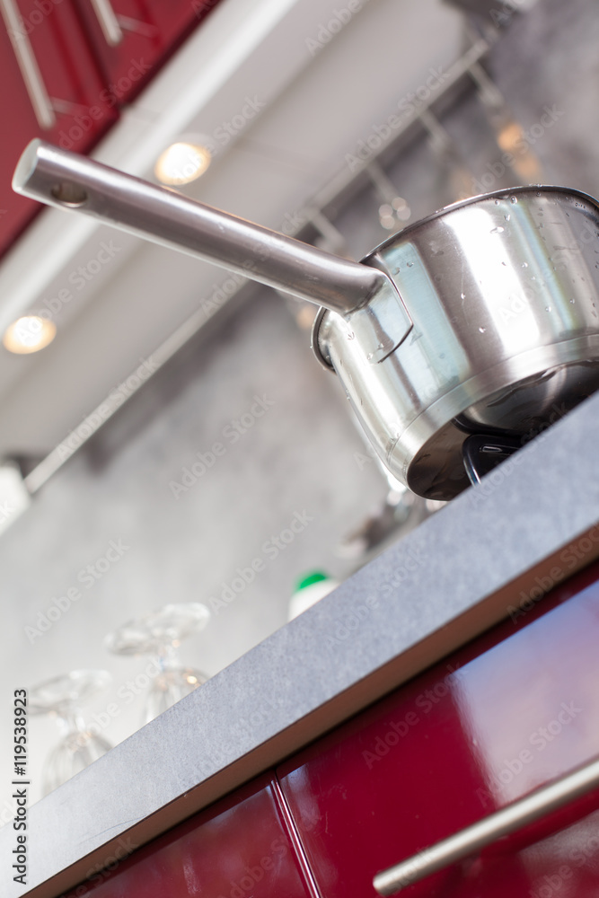 situation dangereuse avec une casserole chaude au bord de la cuisinière situation dangereuse avec une casserole chaude au bord de la cuisinière