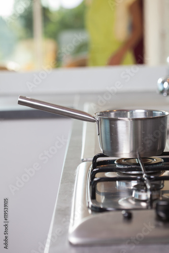 situation dangereuse avec une casserole chaude au bord de la cuisinière
