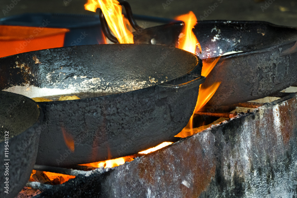 Fogón de leña con paila Stock Photo | Adobe Stock