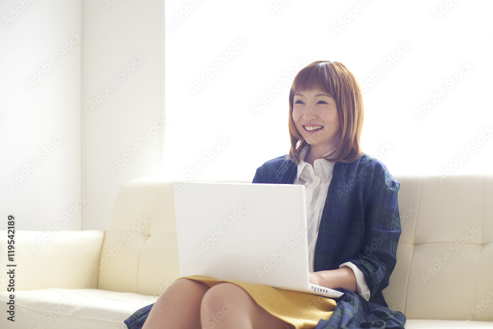 ソファに座る笑顔の女性 ソファに座る笑顔の女性