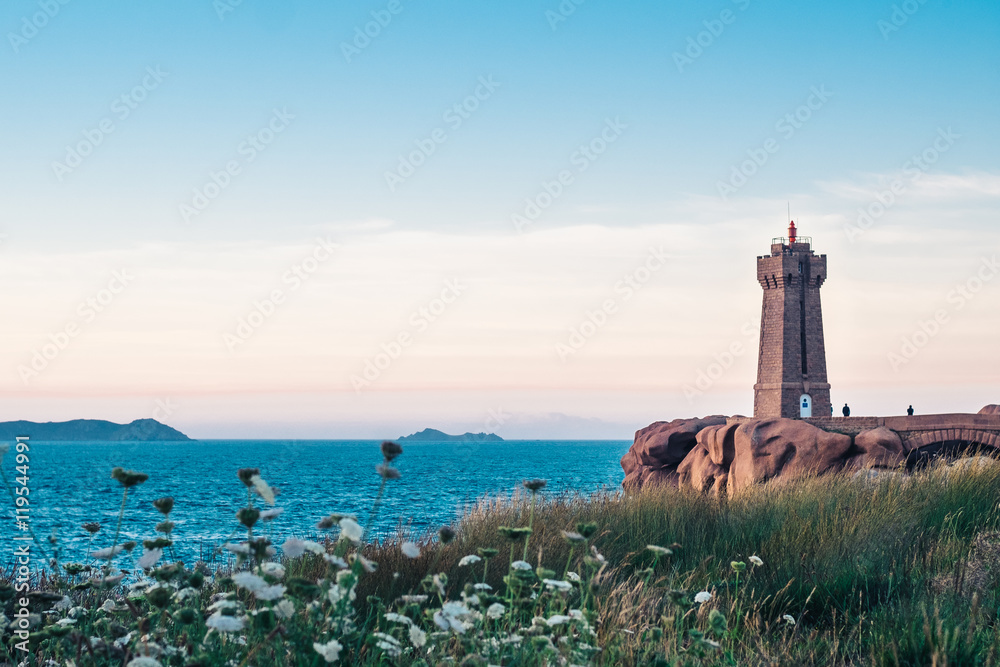 Leuchtturm/Granitküste mit Leuchtturm in der Sonne