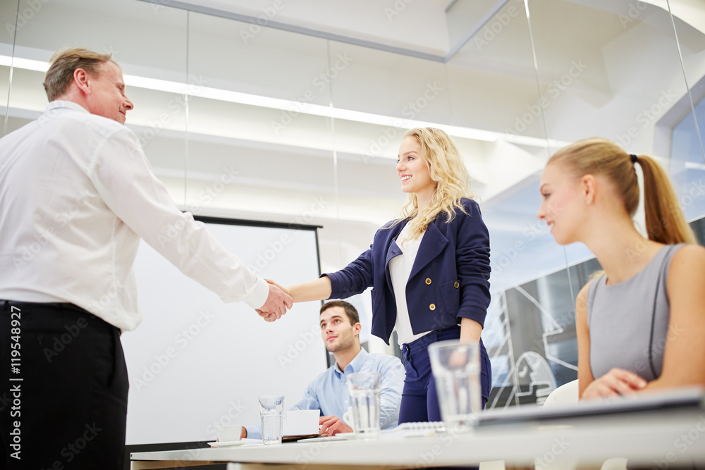 Obraz premium Manager gratuliert erfolgreicher Geschäftsfrau