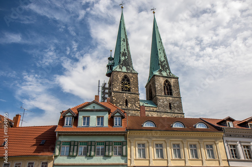 Hausfassaden und Kirchturm im Harz