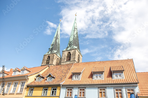 Hausfassaden und Kirchturm im Harz