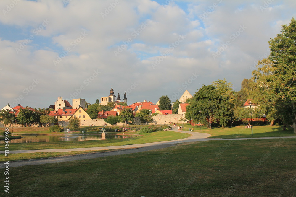 Almedalen i Visby en sommardag Almedalen i Visby en sommardag