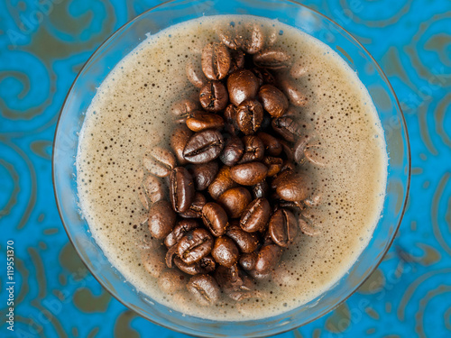 Caffè shakerato o freddo con chicchi di caffè photo