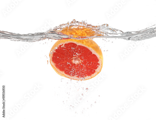 Fototapeta Naklejka Na Ścianę i Meble -  Grapefruit in water on white background