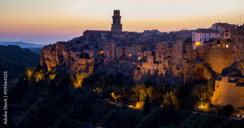 village italien sur un montagne au coucher de soleil
