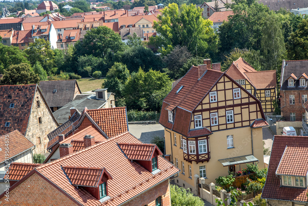Blick vom Burgberg auf die historische Altstadt von Quedlingburg im Harz