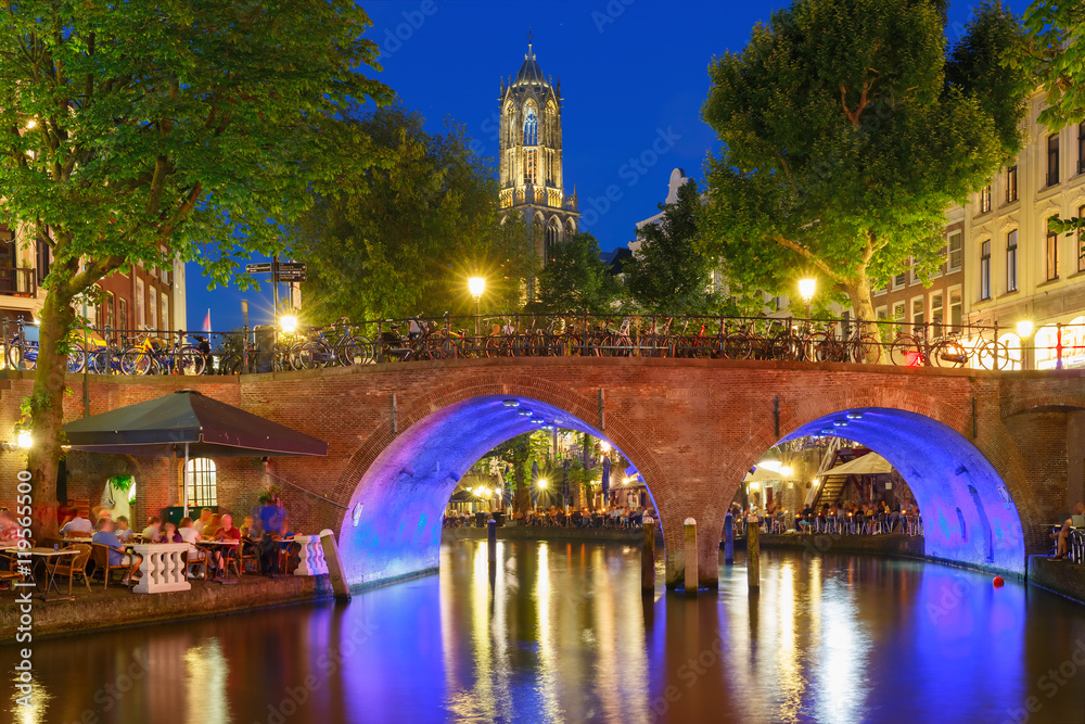 Fototapeta premium Dom Tower i kanał w nocy kolorowe iluminacje w niebieskiej godzinie, Utrecht, Holandia