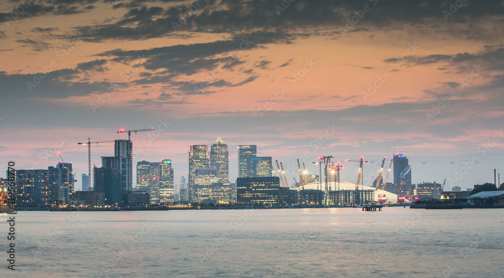 Obraz premium Canary Wharf and O2 arena