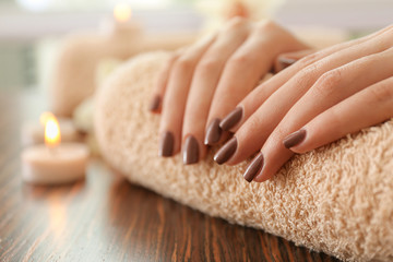 Stickers Manicure Bruine manicure op zachte handdoek  © Africa Studio