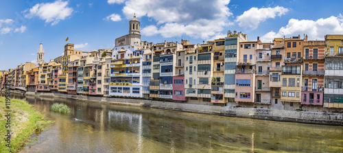 Girona - Colorful houses © Veniamin Kraskov