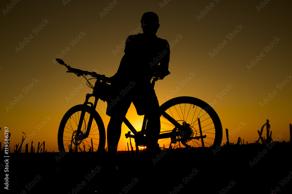 Obraz premium sunset and silhouette backlight bikers