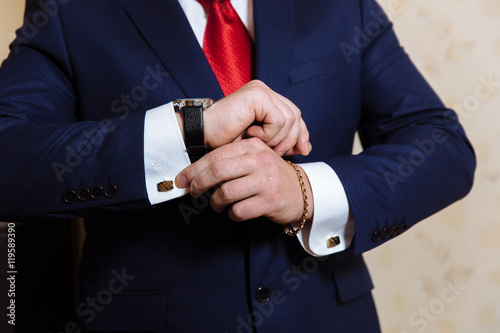 Obraz na płótnie Businessman hands with cufflinks and clocks