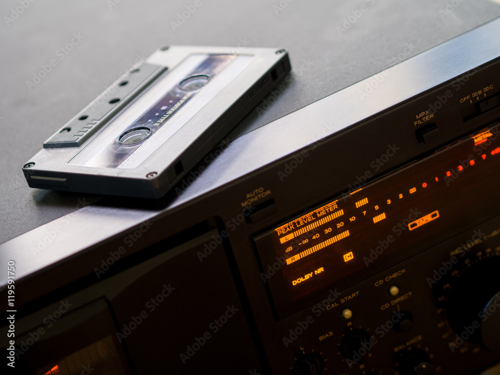 Obraz premium カセットテープの乗ったテープデッキ 