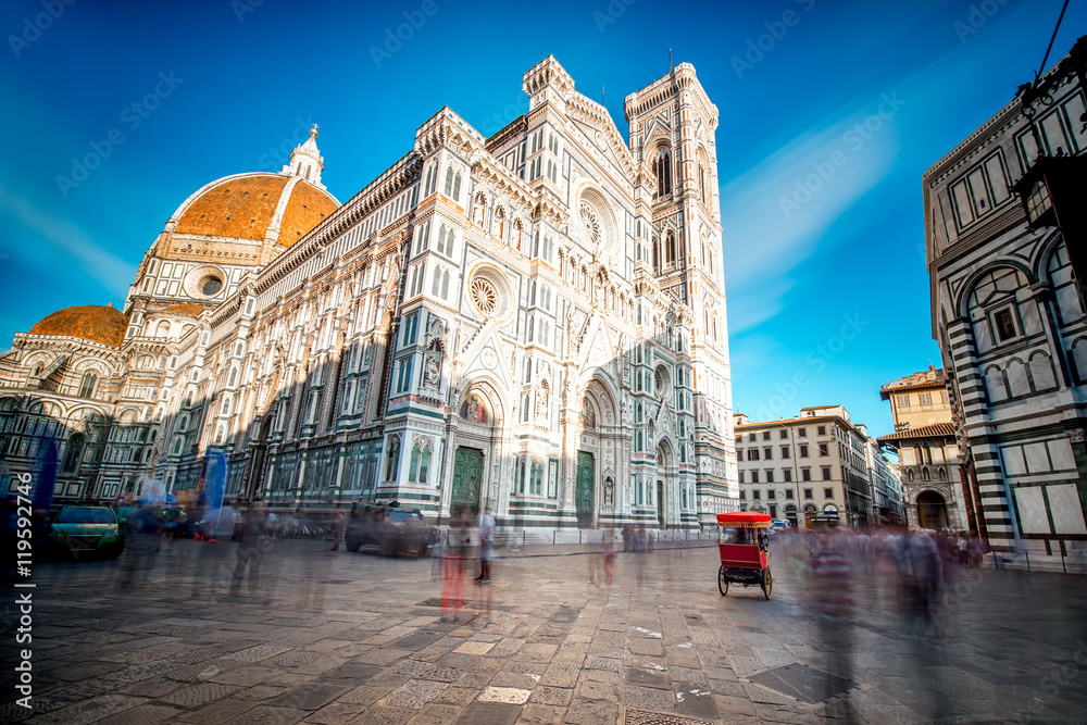 Fototapeta premium Słynny kościół katedralny Santa Maria del Fiore we Florencji. Obraz z długim czasem naświetlania, widok od dołu