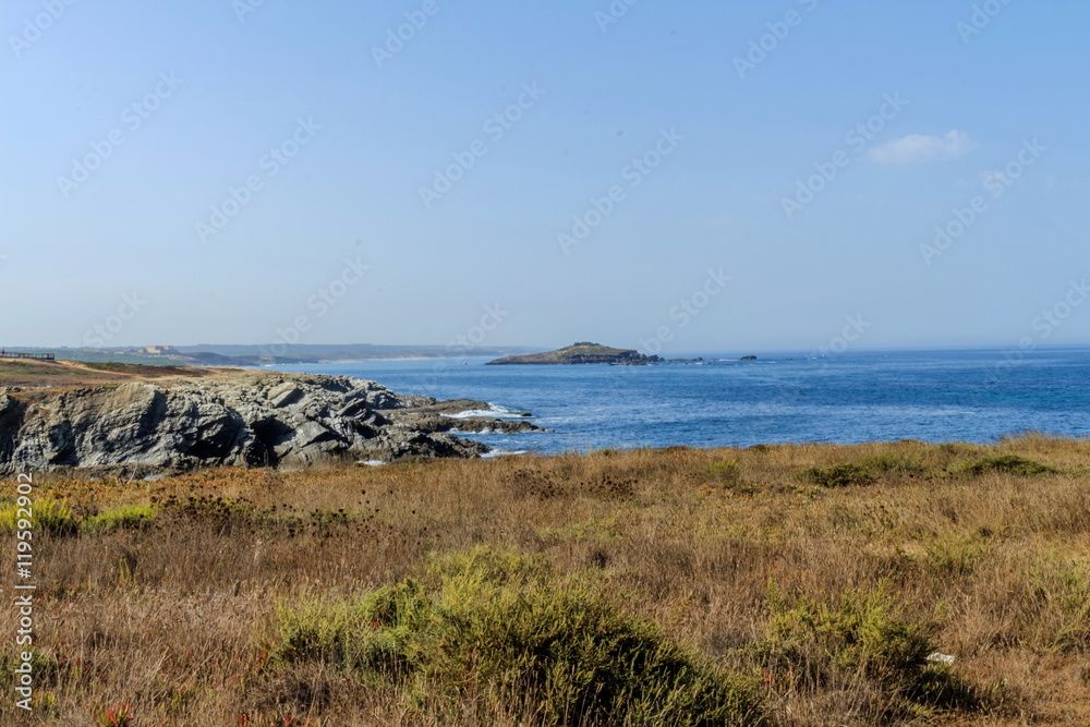 Vista da costa Alentejana com a Ilha do Pessegueiro em fundo