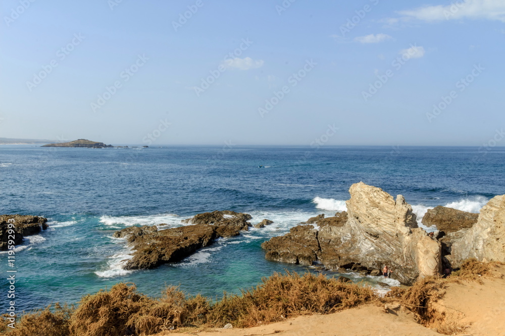 Vista da costa Alentejana com a Ilha do Pessegueiro em fundo