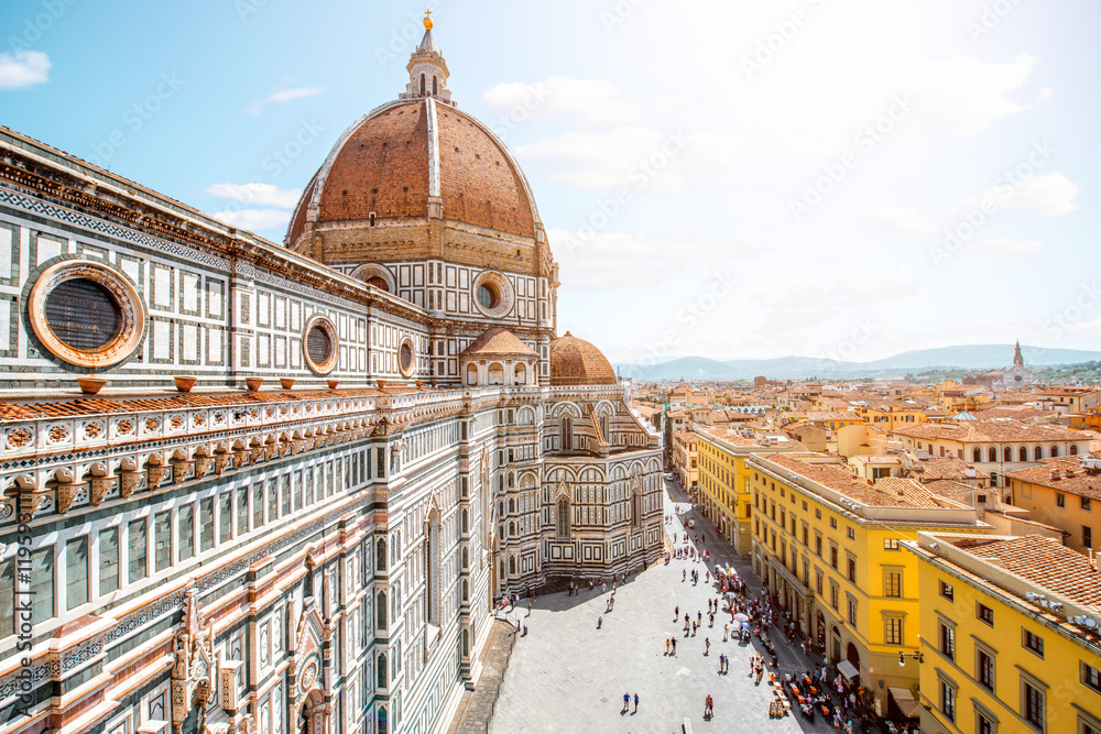 Fototapeta premium Odgórny pejzaż miejski widok na kopule kościół Santa Maria del Fiore i stary miasteczko w Florencja